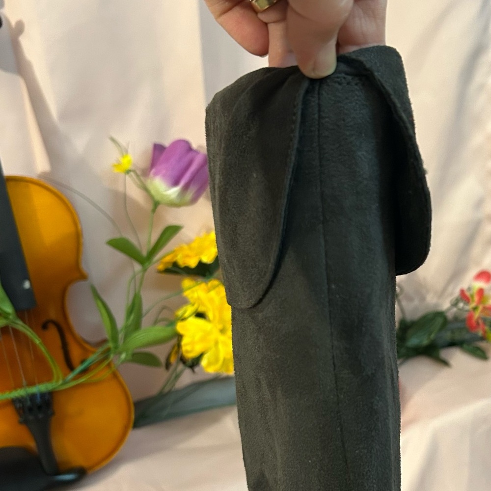 Woman’s knee high grey boots - Picture 13 of 15